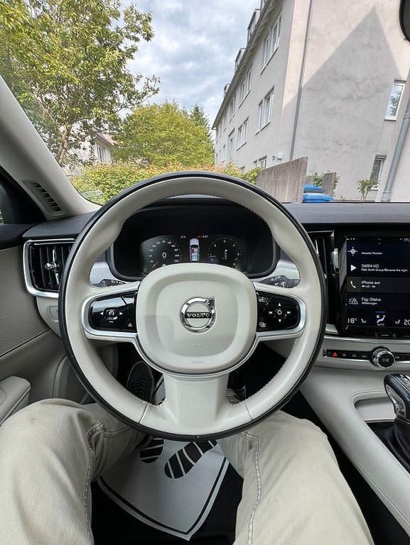 Weiß Gebraucht 2018 Volvo V90 Momentum Kombi | 19.200 € (Fairer Preis) - Bild 1/4