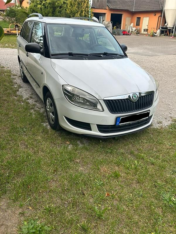 Weiß Gebraucht 2010 Skoda Fabia Kombi | 1.700 € (Guter Preis) - Bild 1/4
