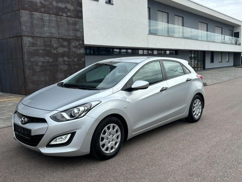 Silber Gebraucht 2012 Hyundai i30 Kleinwagen | 5.999 € (Fairer Preis) - Bild 1/4