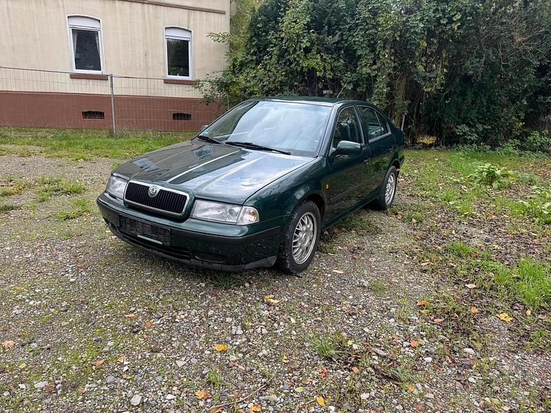 Grün Gebraucht 2001 Skoda Octavia Limousine | 1.599 € - Bild 1/4