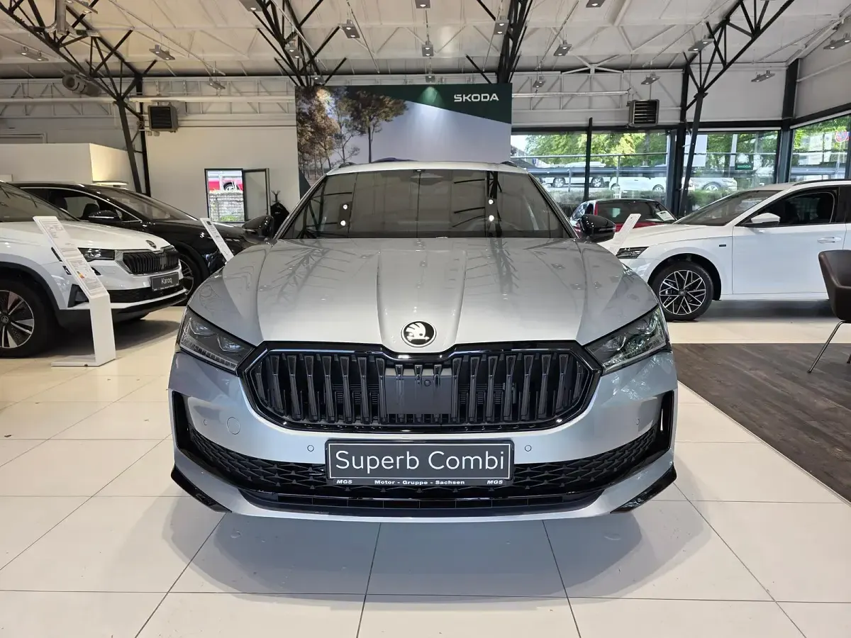 Neu Skoda Superb SportLine 204 PS (150 kW) 2025 Aluminiumsilber metallic Kombi