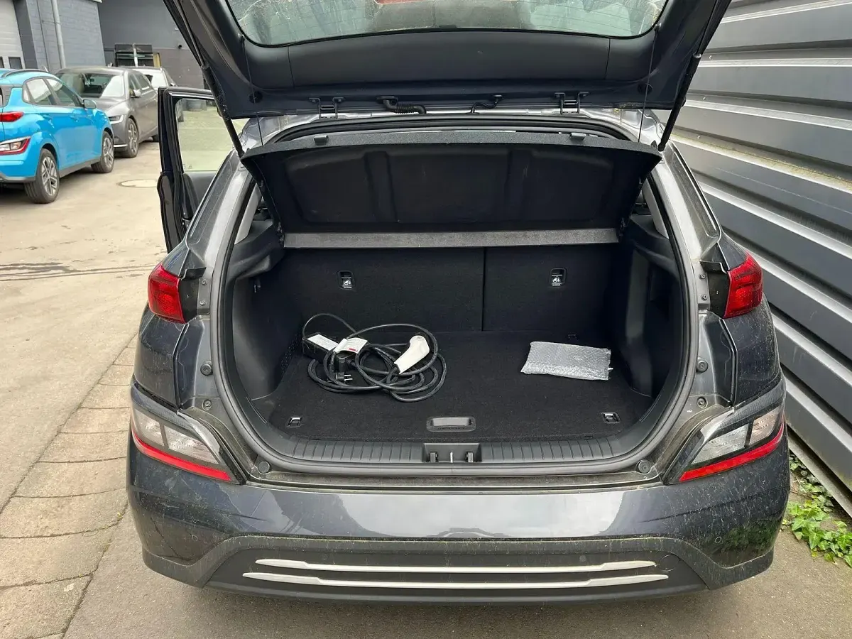 Gebraucht Hyundai Kona Select 100 kW (136 PS) 2023 Schwarz SUV