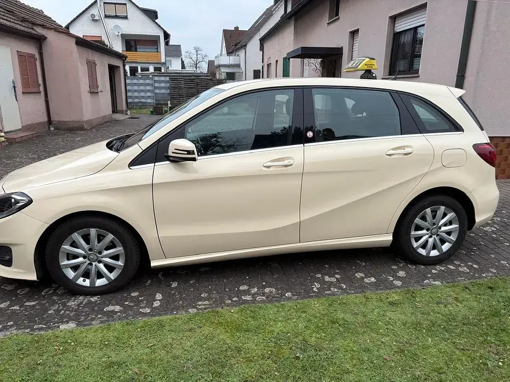 Gebraucht Mercedes B180 109 PS (80 kW) 2016 Gelb Kleinwagen