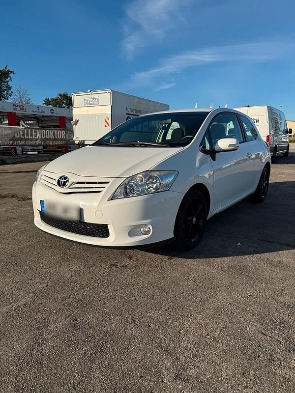 Weiß Gebraucht 2012 Toyota Auris Coupé | 5.900 € (Fairer Preis) - Bild 1/4