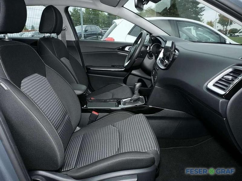 Gebraucht Kia Ceed Spirit 140 PS (102 kW) 2025 Lunarsilber metallic Kleinwagen