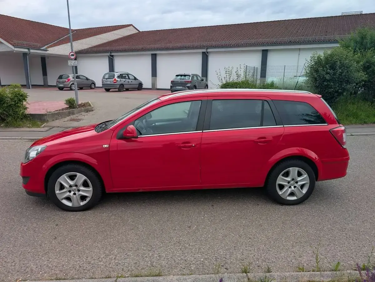 Gebraucht Opel Astra Edition 110 PS (80 kW) 2010 Power rot/traffic red ral3020 Kombi