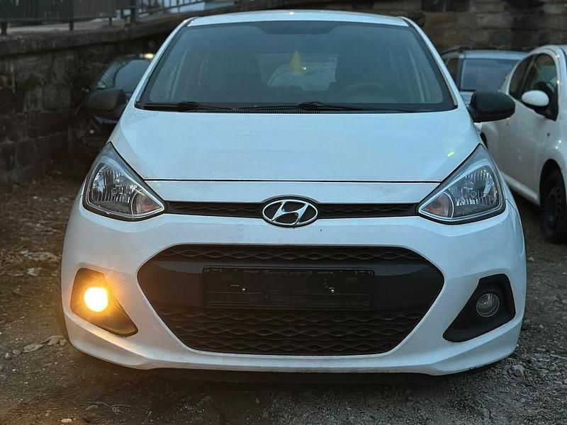 Gebraucht Hyundai i10 Basis 67 PS (49 kW) 2015 Weiß Kleinwagen