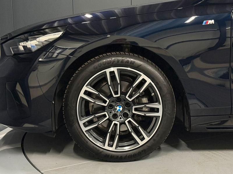 Gebraucht BMW 520 M Sport 197 PS (144 kW) 2024 Carbonschwarz metallic Kombi