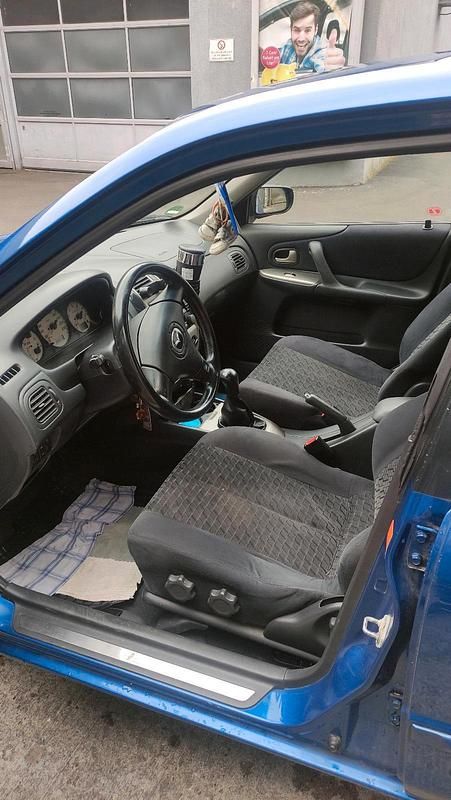 Second-hand Mazda 323F Inclusive 2001 Albastru Berlinǎ