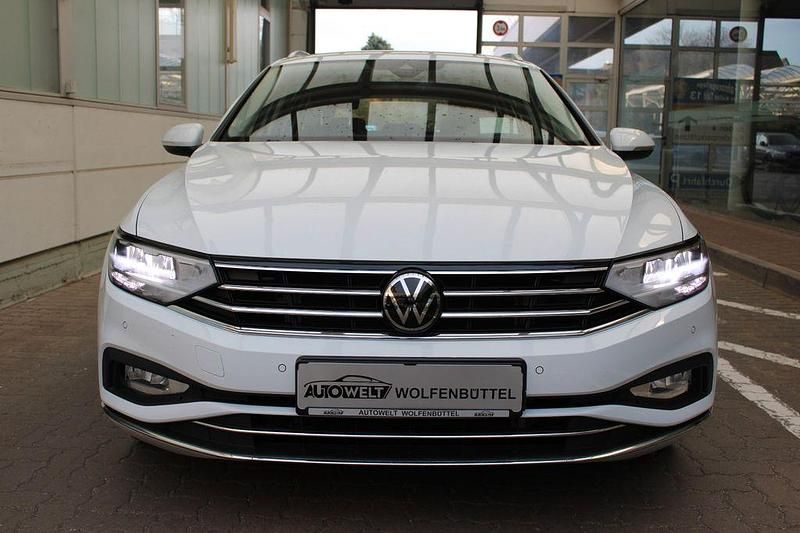 Weiß Gebraucht 2023 VW Passat Elegance Kombi | 23.990 € (Fairer Preis) - Bild 1/4