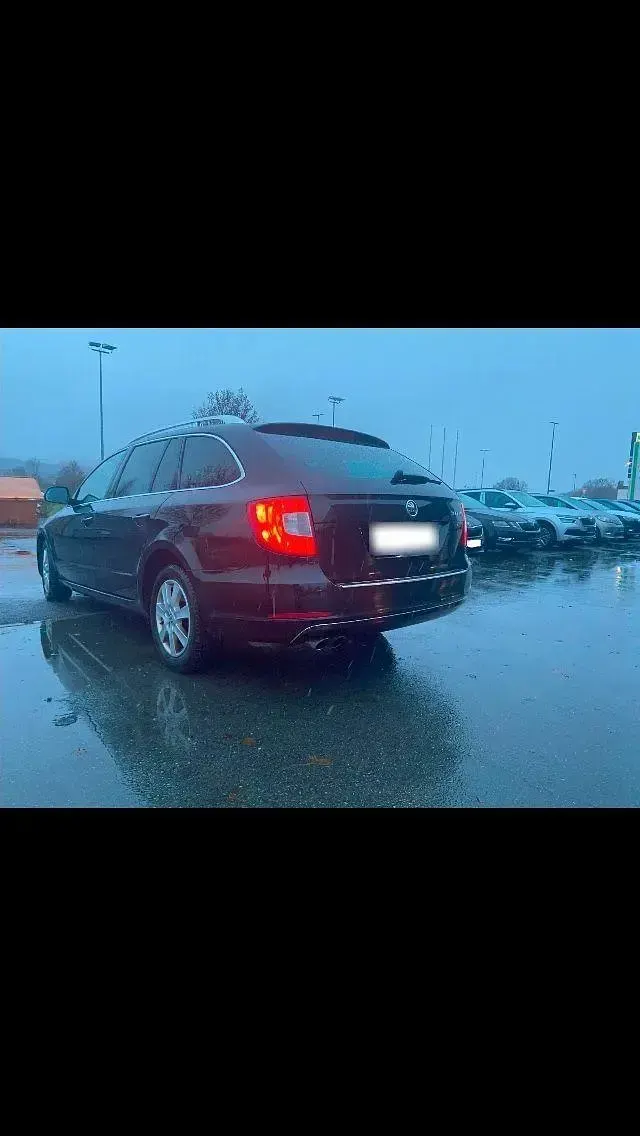 Gebraucht Skoda Superb Family 140 PS (102 kW) 2012 Schwarz Kombi