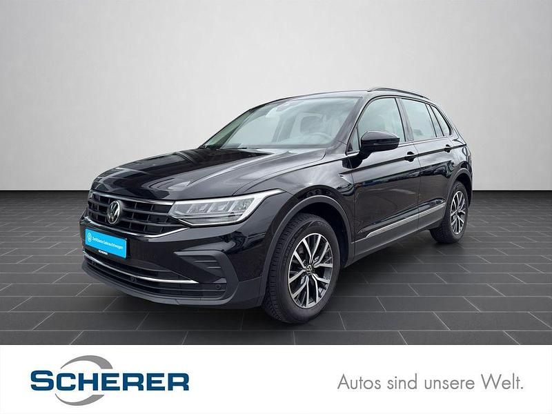 Deep black perleffekt (metallic) Gebraucht 2023 VW Tiguan Life SUV | 24.990 € (Guter Preis) - Bild 1/4