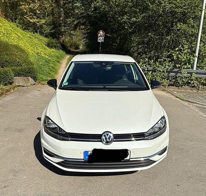 Weiß Gebraucht 2019 VW Golf VII IQ Drive Limousine | 15.990 € (Fairer Preis) - Bild 1/4