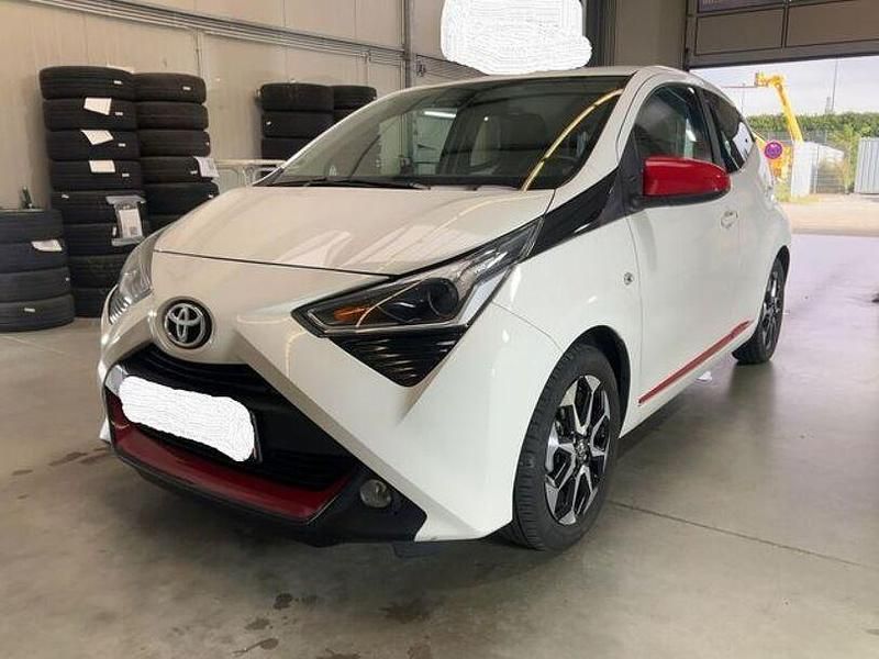 Weiß Gebraucht 2019 Toyota Aygo X-play Kleinwagen | 14.330 € (Etwas zu teuer) - Bild 1/3