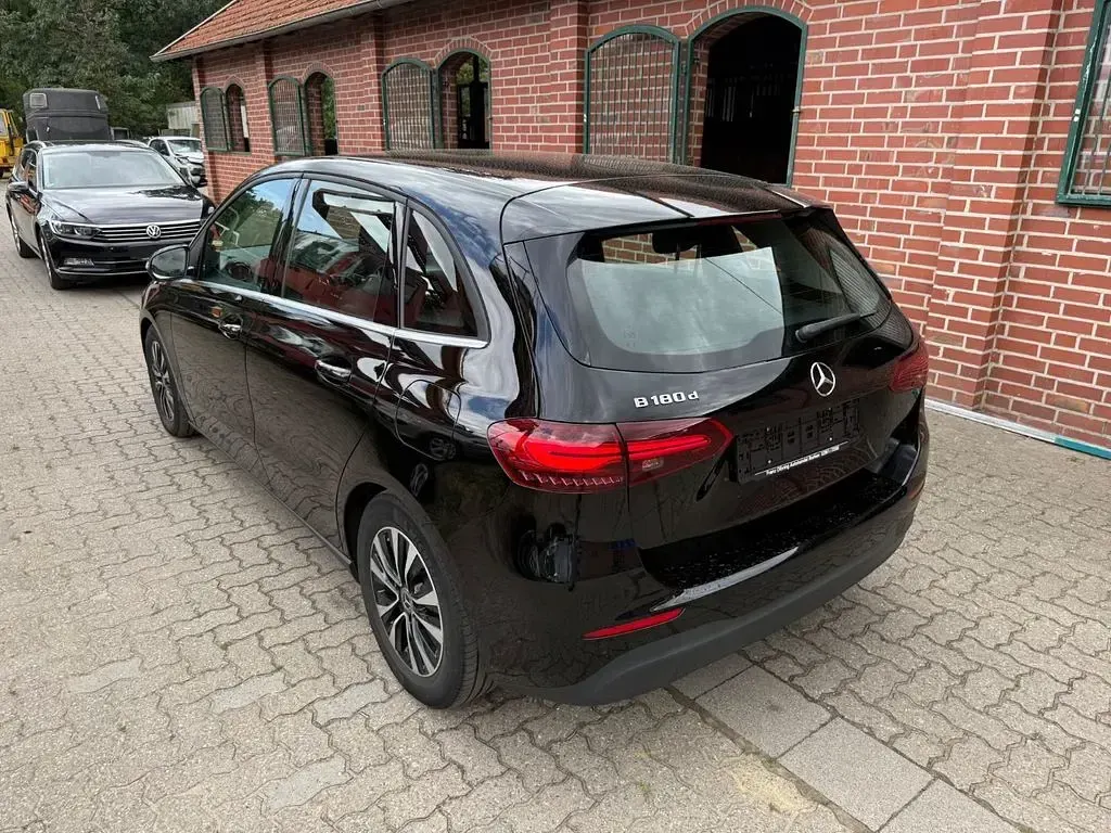 Gebraucht Mercedes B180 116 PS (85 kW) 2023 Nachtschwarz Kleinwagen