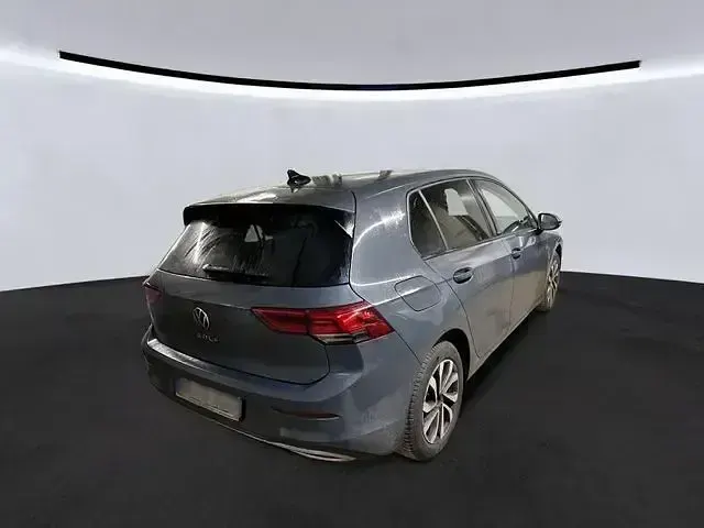 Używany VW Golf VIII Active 150 KM (110 kW) 2023 Szary Sedan/Limuzyna