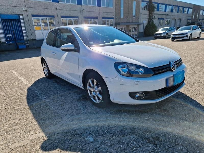 Gebraucht VW Golf VI 80 PS (58 kW) 2010 Weiß Kleinwagen