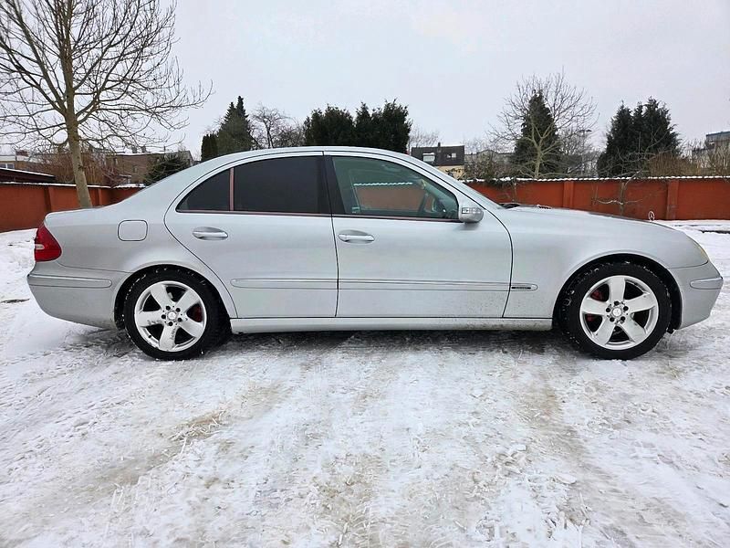Gebraucht Mercedes E220 150 PS (110 kW) 2003 Silber Limousine