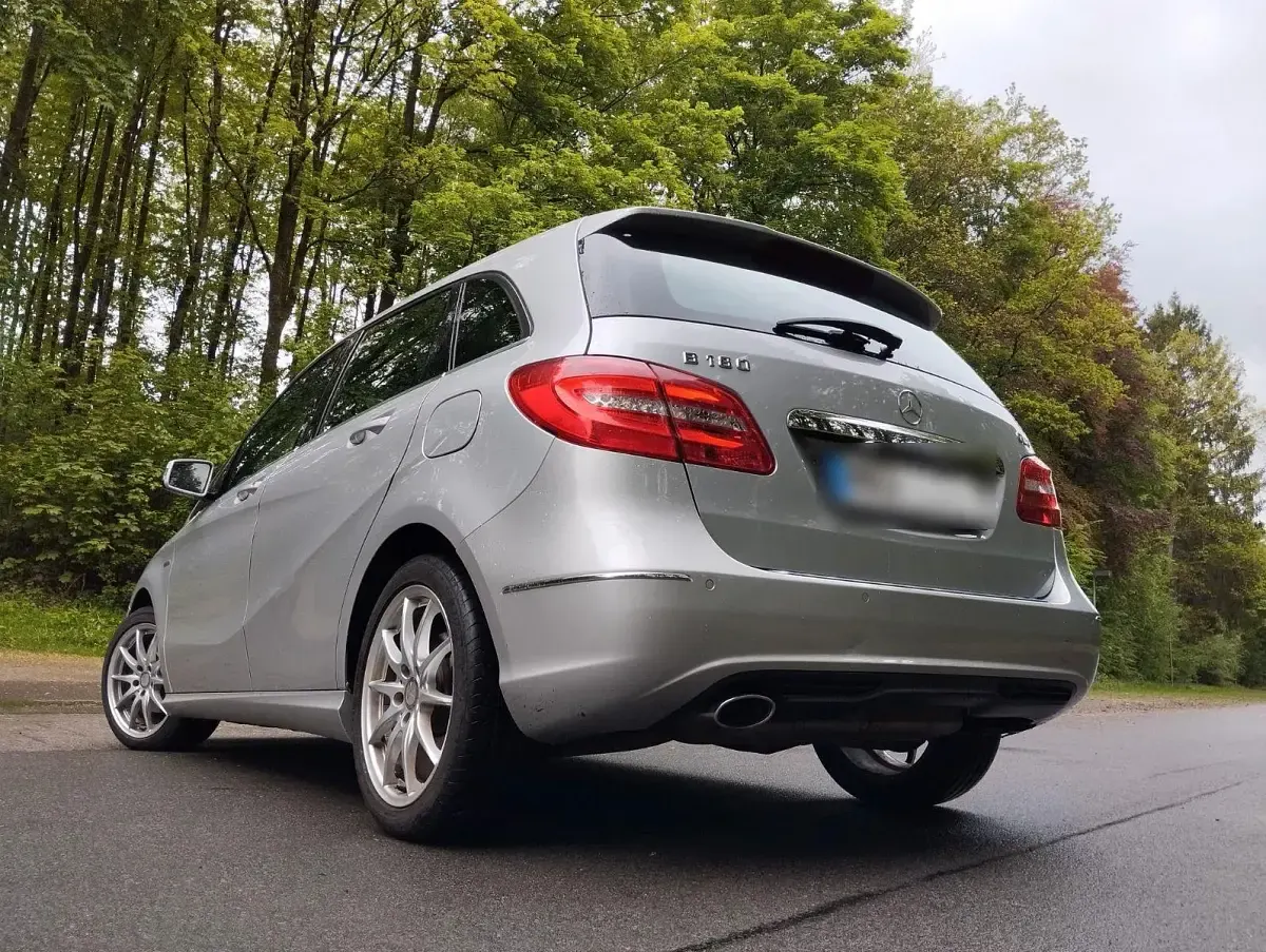 Gebraucht Mercedes B180 109 PS (80 kW) 2012 Silber Kleinwagen
