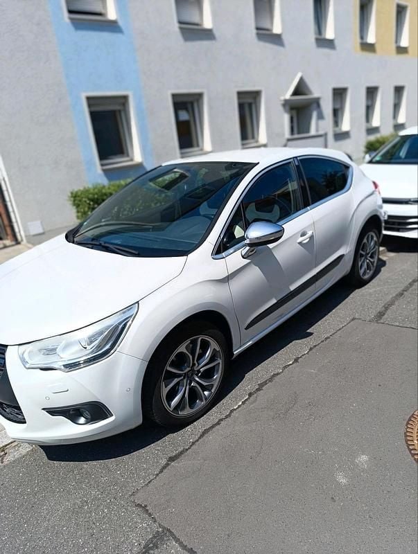 Weiß Gebraucht 2011 Citroën DS4 Kleinwagen | 8.000 € - Bild 1/4