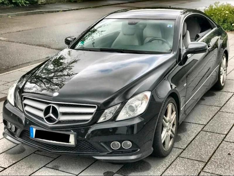 Schwarz Gebraucht 2009 Mercedes E350 AMG Coupé | 10.450 € (Fairer Preis) - Bild 1/4