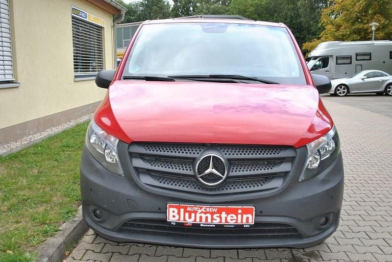 Rot Gebraucht 2022 Mercedes Vito Van / Kleinbus | 18.495 € - Bild 1/4