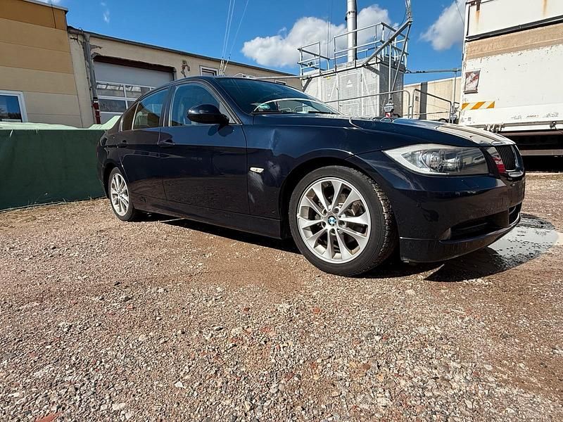 Blau Gebraucht 2007 BMW 318 Limousine | 2.600 € (Superpreis) - Bild 1/4