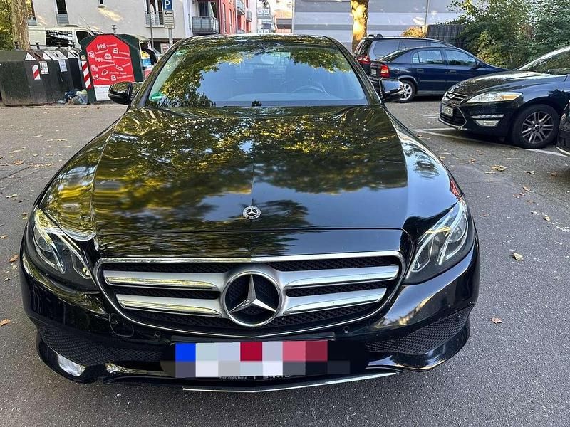 Schwarz Gebraucht 2018 Mercedes E200 Limousine | 13.750 € (Teuer) - Bild 1/4