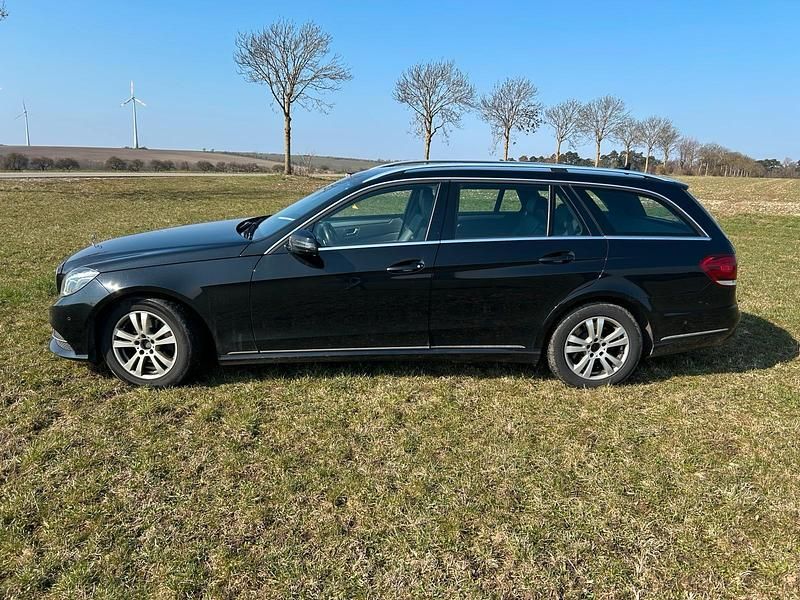 Gebraucht Mercedes E220 Avantgarde 170 PS (125 kW) 2015 Schwarz Kombi