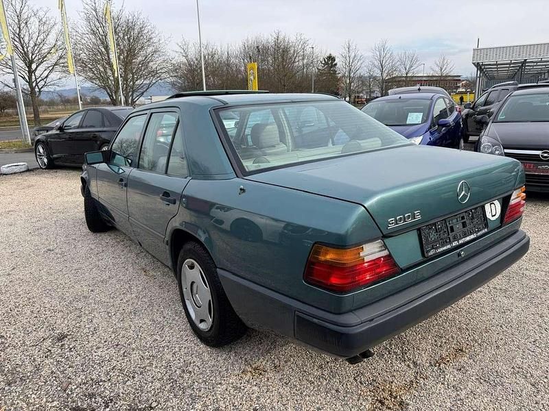 Gebraucht Mercedes E300 Avantgarde 179 PS (131 kW) 1988 Grün Limousine