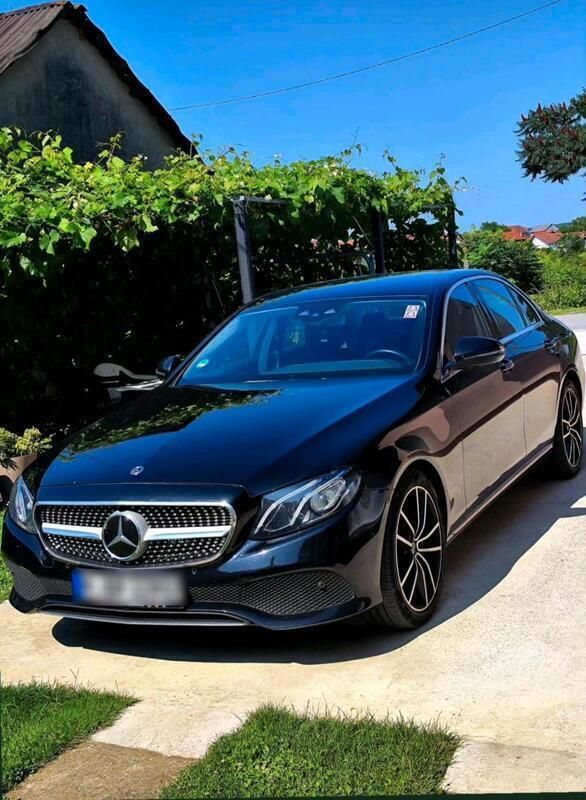 Schwarz Gebraucht 2017 Mercedes E220 Limousine | 26.000 € (Etwas zu teuer) - Bild 1/4