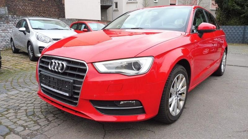 Gebraucht Audi A3 Attraction 110 PS (80 kW) 2015 Rot Limousine