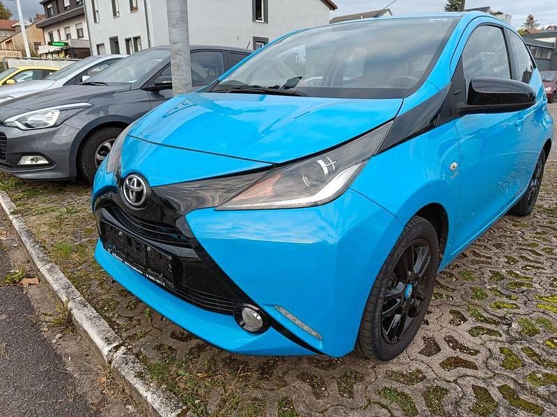 Cyan splash Gebraucht 2015 Toyota Aygo X-cite Kleinwagen | 5.200 € (Guter Preis) - Bild 1/4