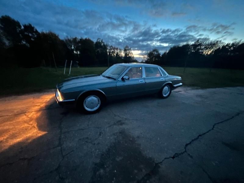 Grau Gebraucht 1993 Jaguar XJ Limousine | 13.700 € - Bild 1/4