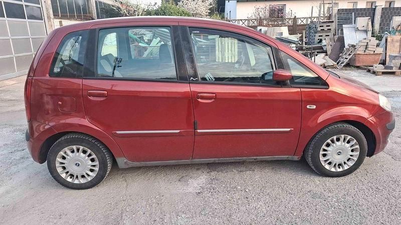 Gebraucht Lancia Musa 95 PS (69 kW) 2007 Rot Van / Kleinbus
