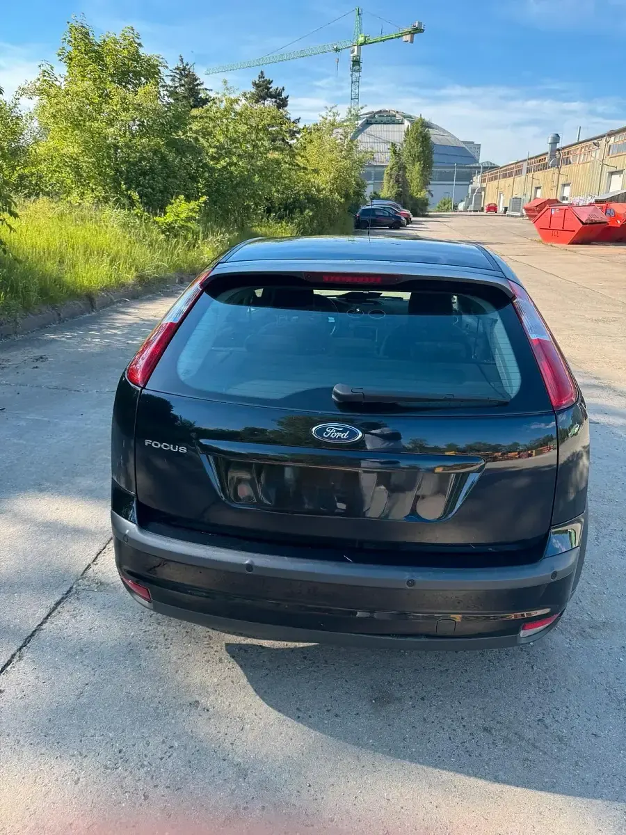Używany Ford Focus Ghia 143 KM (105 kW) 2005 Czarny Kombi