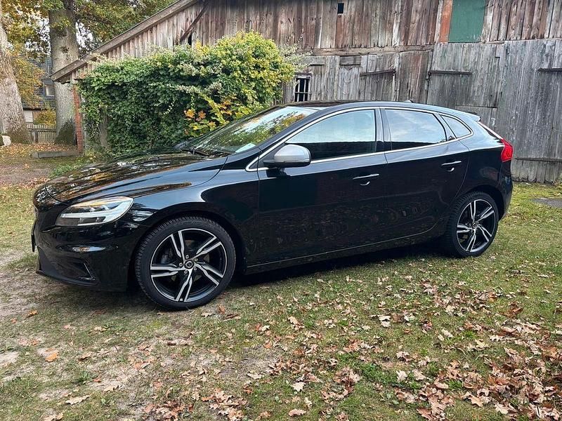 Gebraucht Volvo V40 R-Design 122 PS (89 kW) 2018 Schwarz Kombi