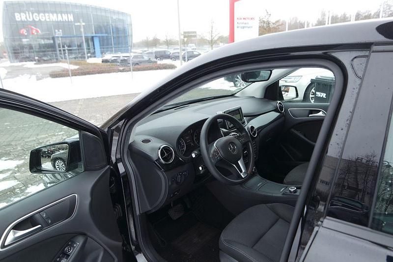 Gebraucht Mercedes B180 122 PS (89 kW) 2014 Schwarz Van / Kleinbus