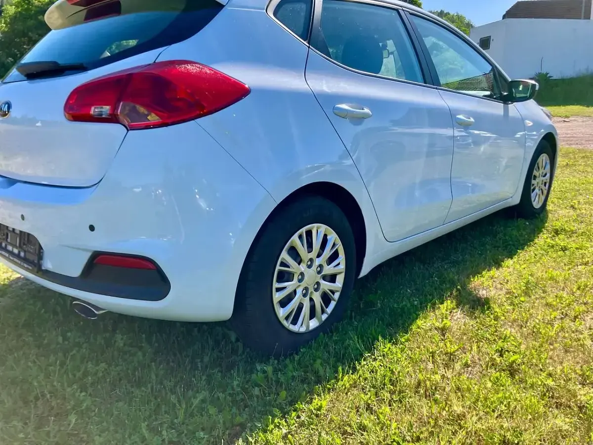 Gebraucht Kia Ceed Attract 99 PS (72 kW) 2014 (wd) carraraweiss Kleinwagen