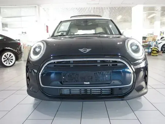 Używany Mini Cooper Classic 136 KM (100 kW) 2021 Czarny Hatchback