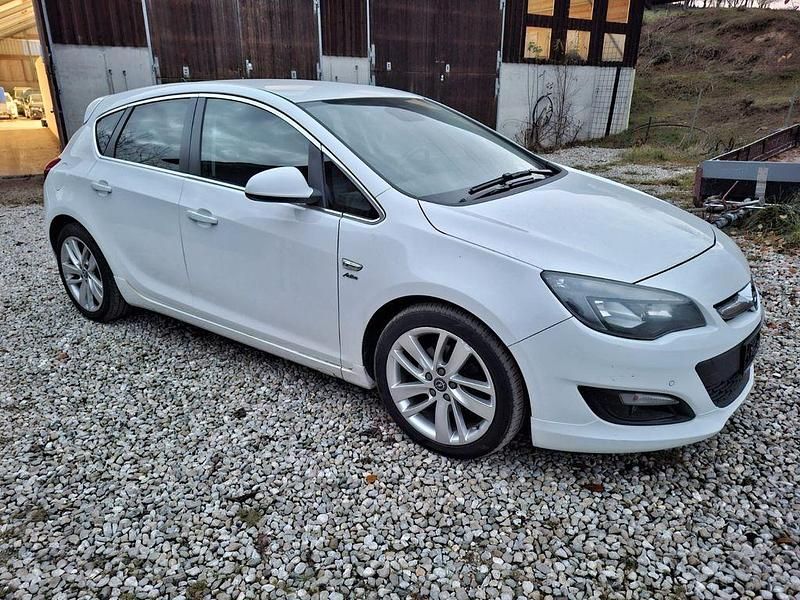 Weiß Gebraucht 2013 Opel Astra Limousine | 6.200 € (Fairer Preis) - Bild 1/4