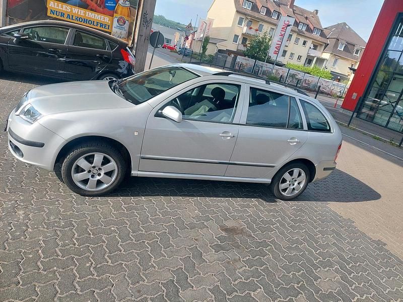 Grau Gebraucht 2007 Skoda Fabia Kleinwagen | 2.800 € (Fairer Preis) - Bild 1/4