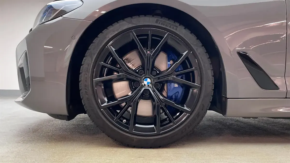 Gebraucht BMW M550 Efficient Dynamics 530 PS (389 kW) 2021 Berninagrau bernsteineffekt Limousine