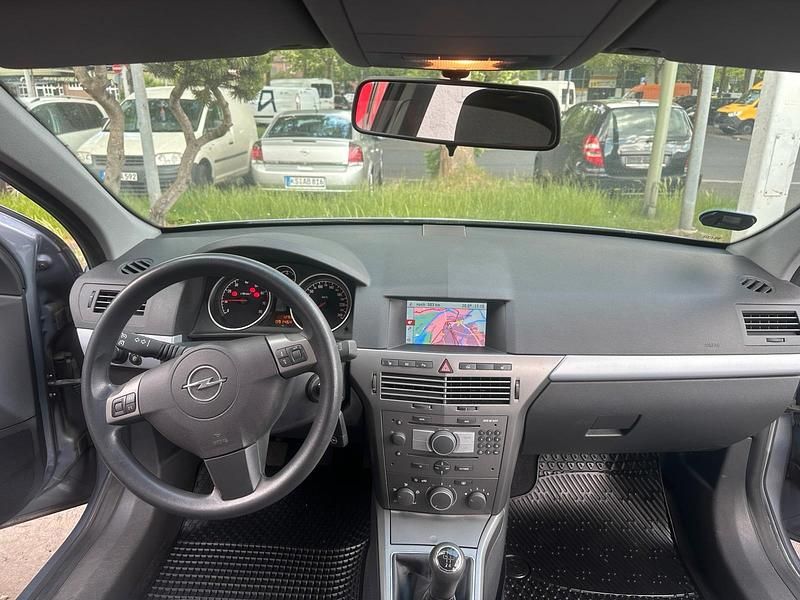 Grau Gebraucht 2005 Opel Astra Kombi | 3.800 € (Etwas zu teuer) - Bild 1/4