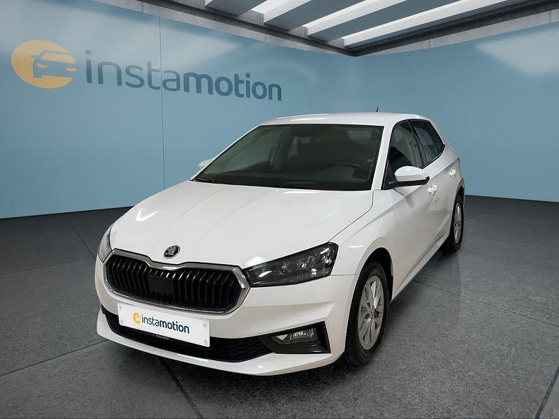 Weiß Gebraucht 2022 Skoda Fabia Ambition Kleinwagen | 14.699 € (Fairer Preis) - Bild 1/4