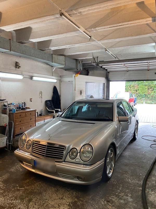 Silber Gebraucht 1998 Mercedes E430 Limousine | 7.400 € (Fairer Preis) - Bild 1/4