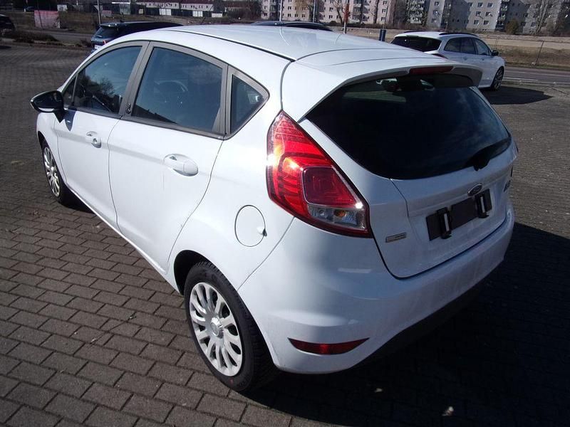 Gebraucht Ford Fiesta 65 PS (47 kW) 2013 Weiß Kleinwagen