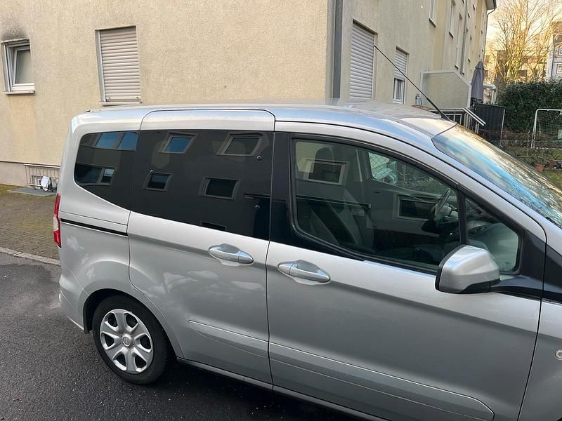 Gebraucht Ford Tourneo Courier 101 PS (74 kW) 2018 Silber Van / Kleinbus