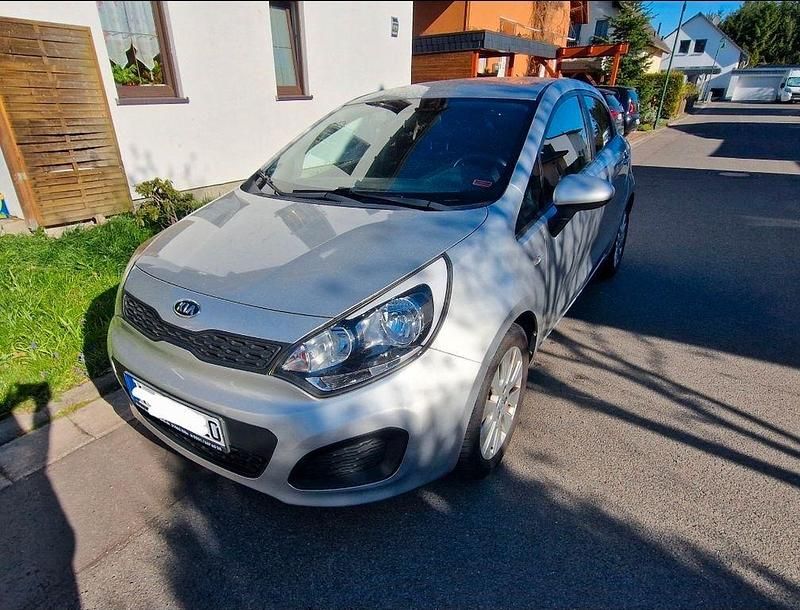 Gebraucht Kia Rio Edition 7 109 PS (80 kW) 2012 Silber Limousine