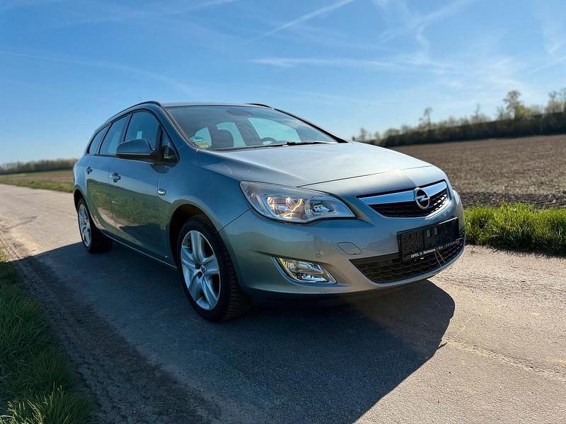 Gebraucht Opel Astra Design Edition 120 PS (88 kW) 2012 Grau Kombi